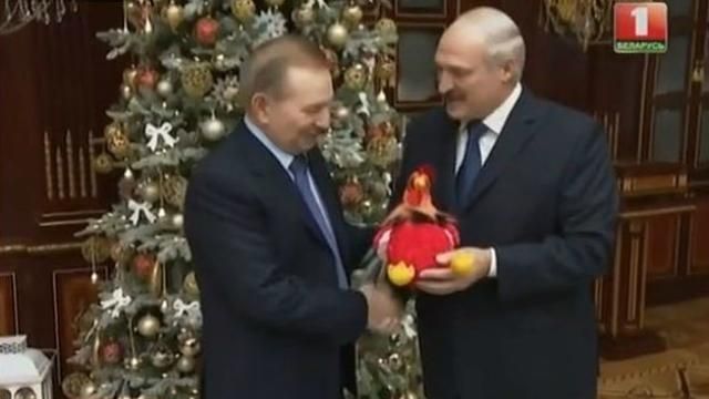 Лукашенко зробив Кучмі символічний подарунок