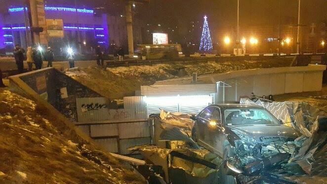 Автомобиль приземлился на киоск в Киеве