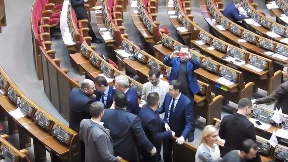 Депутати побилися у Верховній Раді Депутати побилися у Верховній Раді