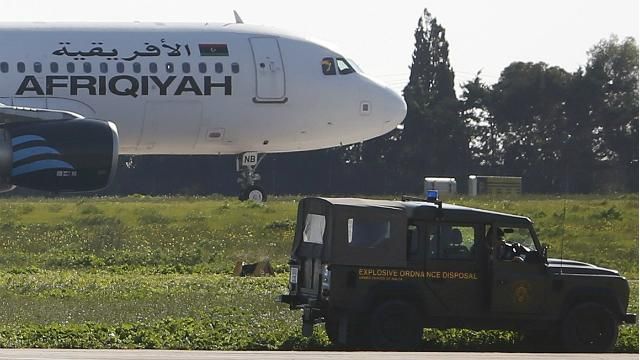 Захват ливийского самолета: первые заложники уже освобождены