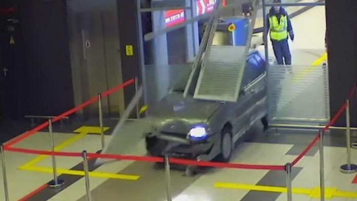 У Росії водій влаштував гонки в будівлі аеропорту У Росії водій влаштував гонки в будівлі аеропорту