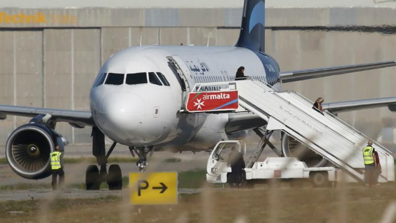 С захваченного ливийского самолета уже освободили более сотни пассажиров и членов экипажа