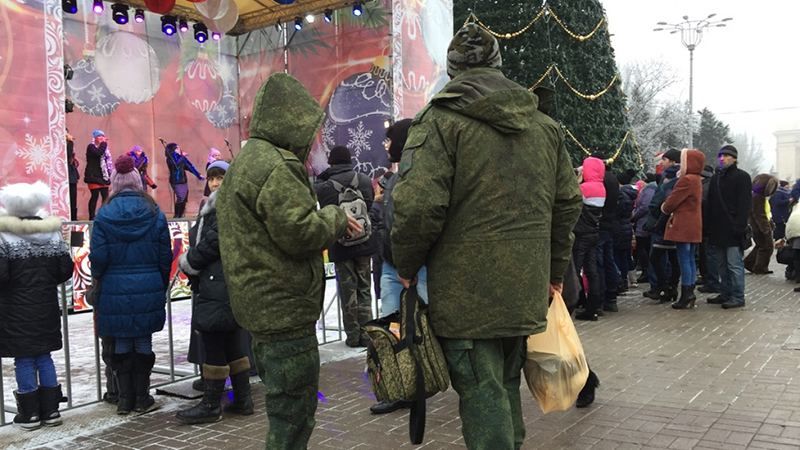 В оккупированном Донецке открыли елку под дулами автоматов