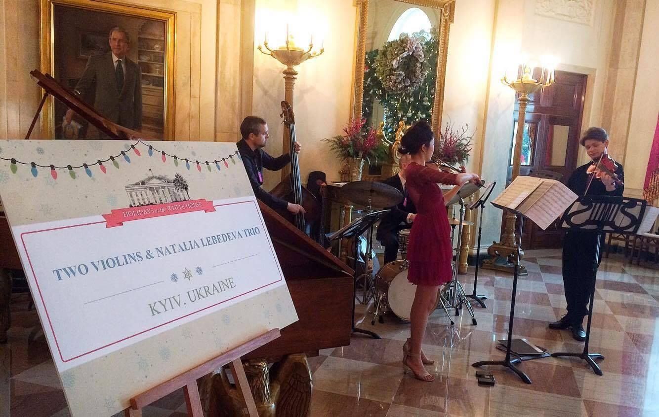 Украинцы влюбили в себя Белый дом исполнением "Щедрика" Украинцы влюбили в себя Белый дом исполнением "Щедрика"