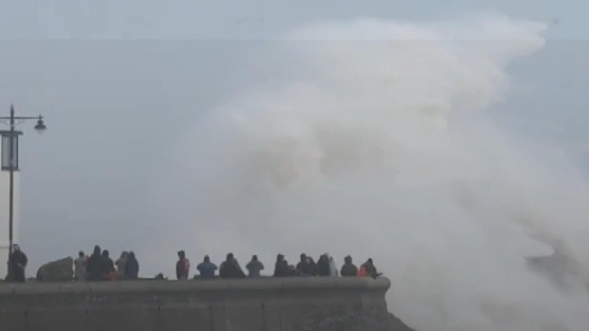 Ураган "Барбара" зірвав різдвяні святкування у Шотландії Ураган "Барбара" зірвав різдвяні святкування у Шотландії