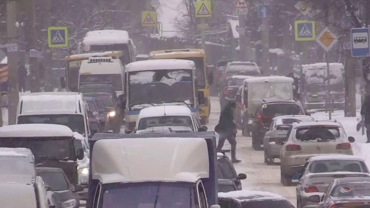 Оккупационная власть во время мощного снегопада в Крыму укладывала асфальт и брусчатку