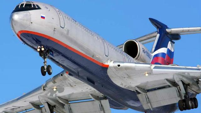 Самолет Минобороны России, летевший в Сирию, упал в Черное море, – журналист
