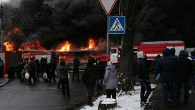 На ринку в Києві спалахнула величезна пожежа: з'явилося відео