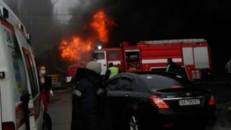 З'явилися моторошні фото масштабної пожежі на ринку в Києві