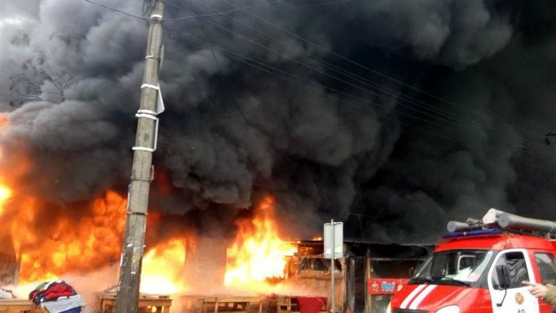 Страшный пожар на рынке в Киеве: спасатели нашли труп