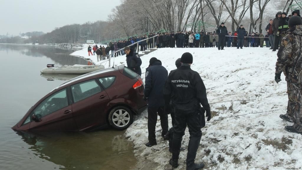 Автомобиль провалился под лед в Чернигове