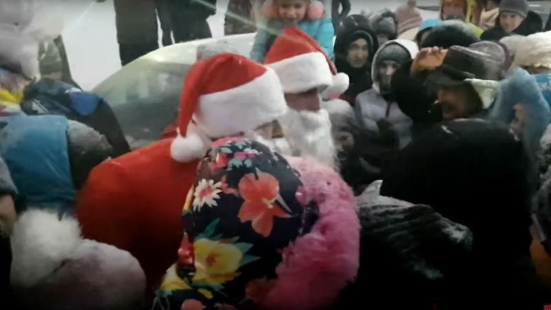 В России люди устроили столкновения из-за бесплатной Coca-Cola В России люди устроили столкновения из-за бесплатной Coca-Cola