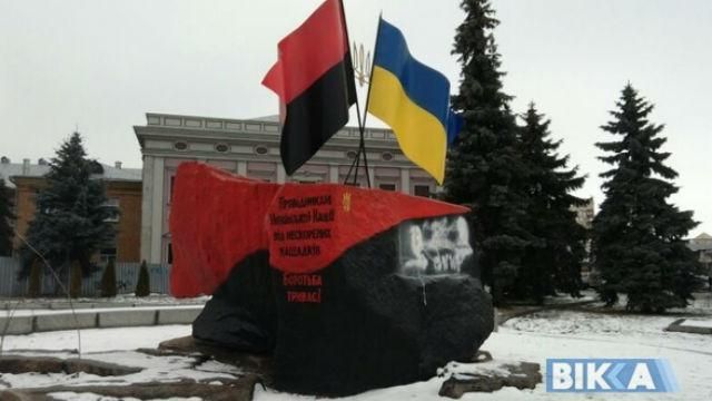 В Черкассах осквернили памятник Бандере и Шухевичу В Черкассах осквернили памятник Бандере и Шухевичу