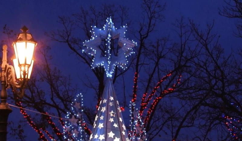Огромную елку в виде ангела открыли в Одессе
