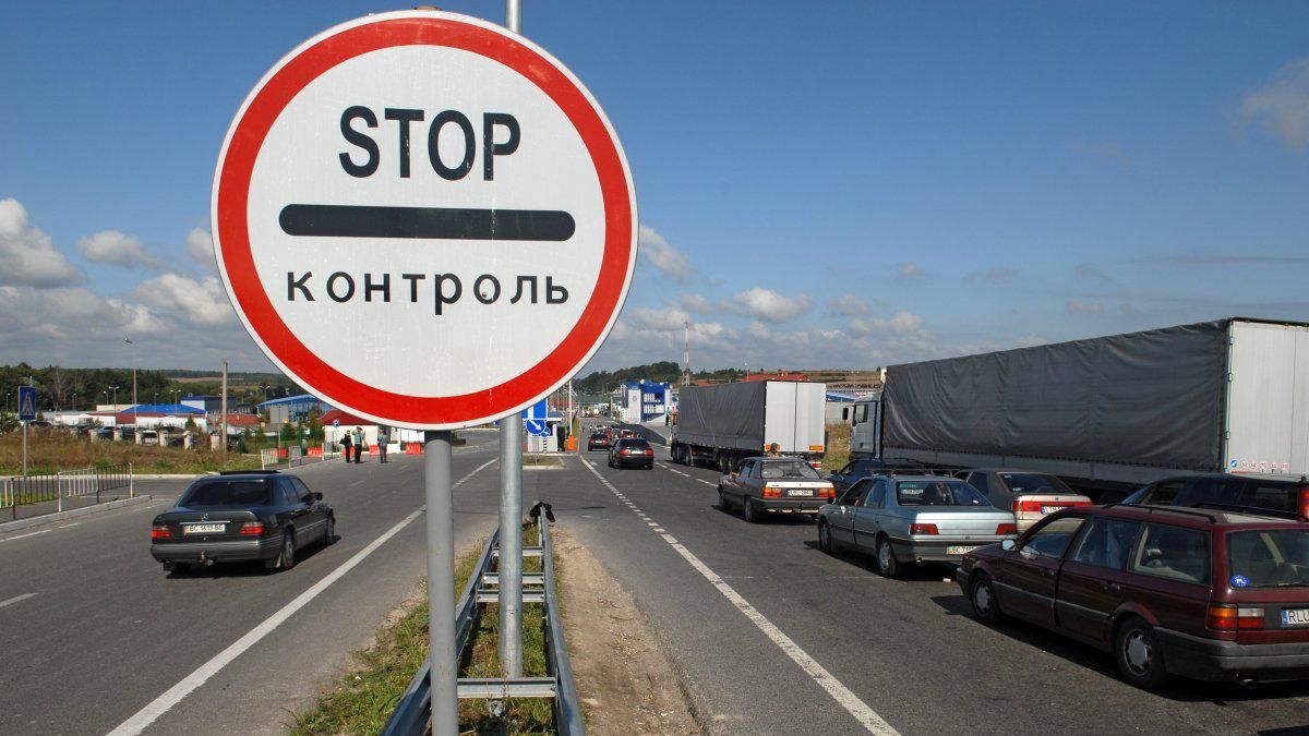 На двох пунктах пропуску на кордоні з Польщею в черзі очікують по 300 автомобілів