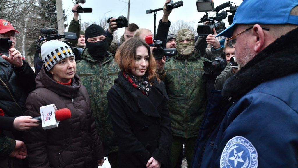 Террористы передали украинской стороне двух пленниц Террористы передали украинской стороне двух пленниц