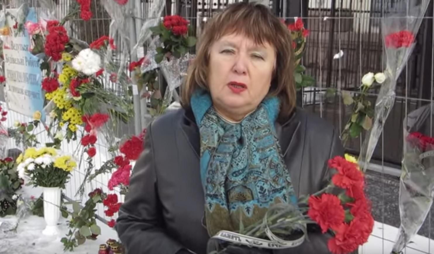 Стало известно, кто носит цветы к посольству России в Киеве Стало известно, кто носит цветы к посольству России в Киеве