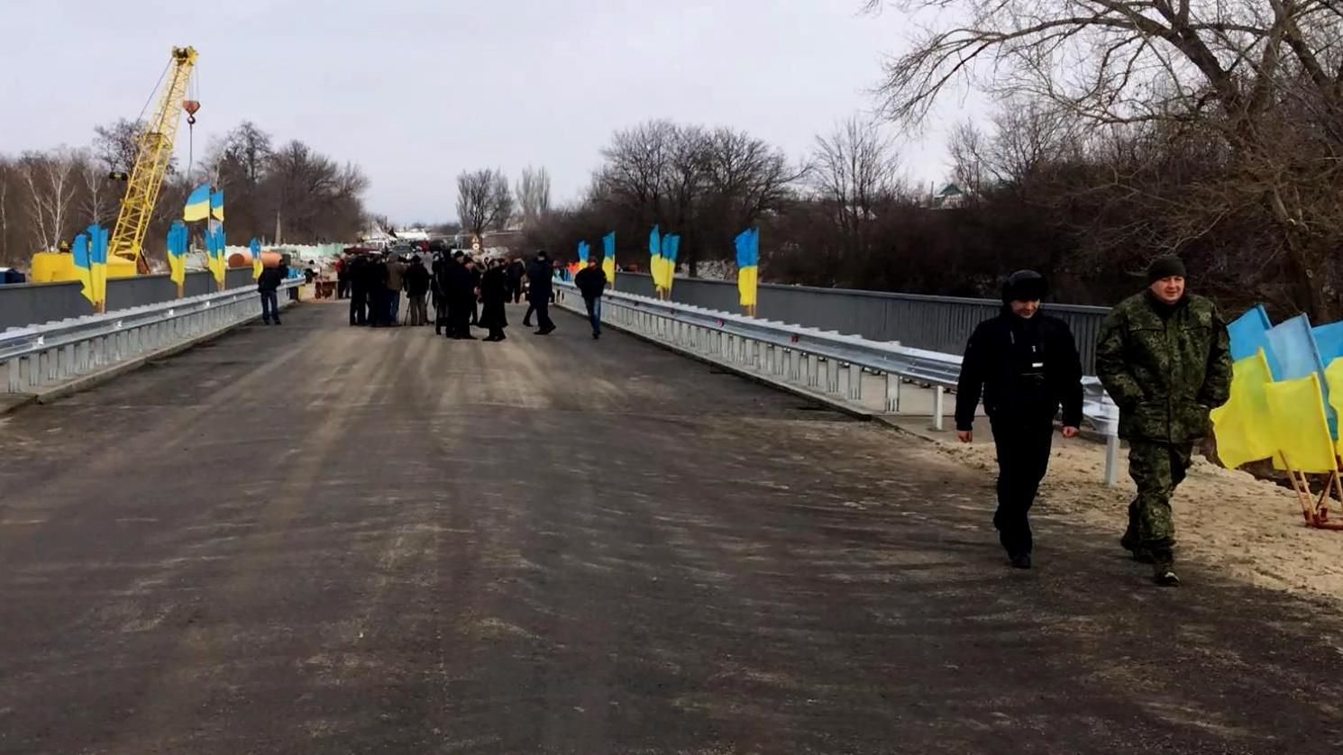 В Донецкой области открыли новенький мост, разрушенный боевиками при отступлении