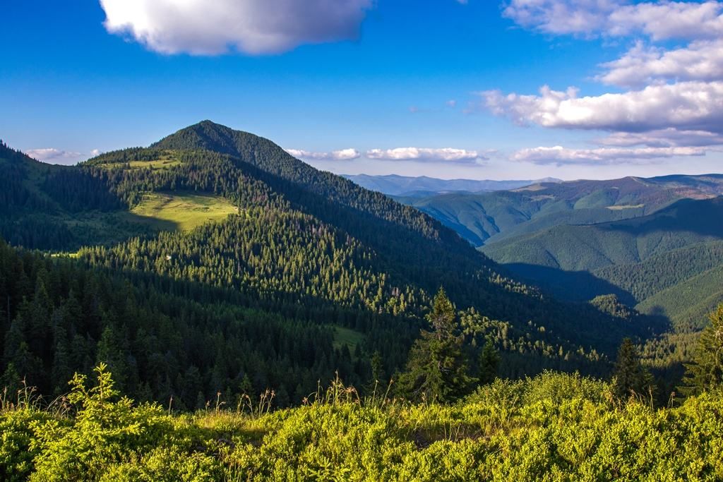 Велич, яка не припиняє вражати – найяскравіші фото та відео українських Карпат