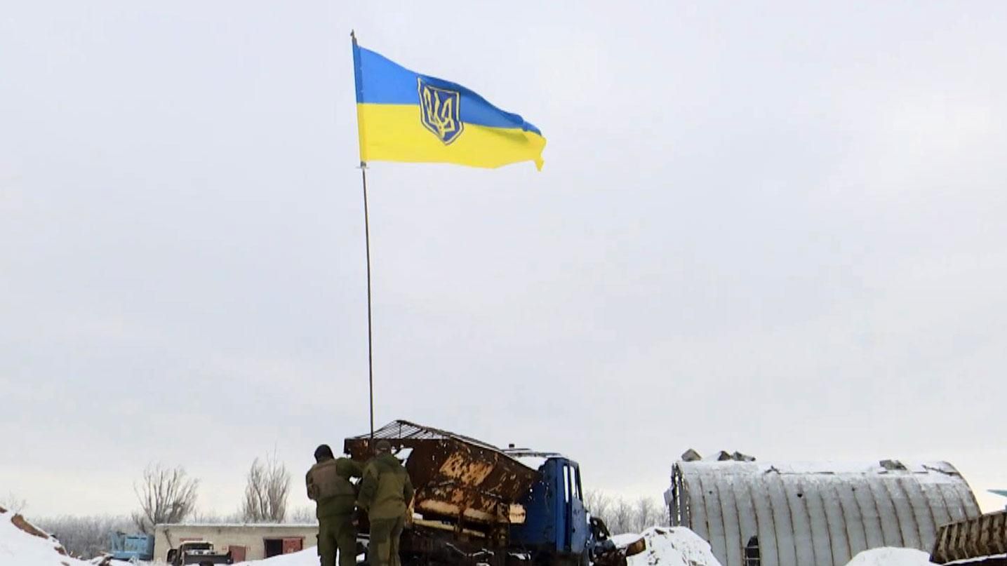 На передовой установили большой украинский флаг