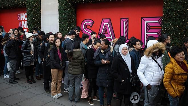 Американські торгові центри стали ареною масових бійок за знижки Американські торгові центри стали ареною масових бійок за знижки