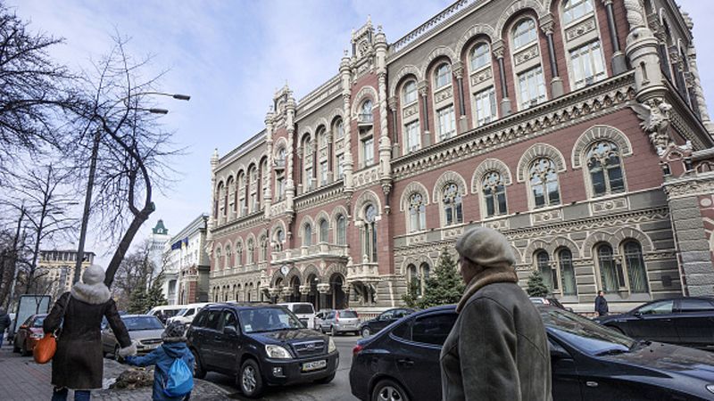 НБУ продал почти 100 миллионов долларов ради спасения гривны НБУ продал почти 100 миллионов долларов ради спасения гривны