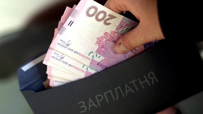 Порошенко підписав "небезпечний" закон для тих, хто отримує зарплату "у конвертах"