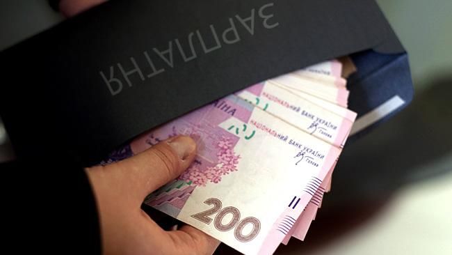 Порошенко подписал "опасный" закон для тех, кто получает зарплату "в конвертах"