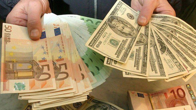 Готівкові курси валют 28 грудня: євро та долар синхронно дорожчають