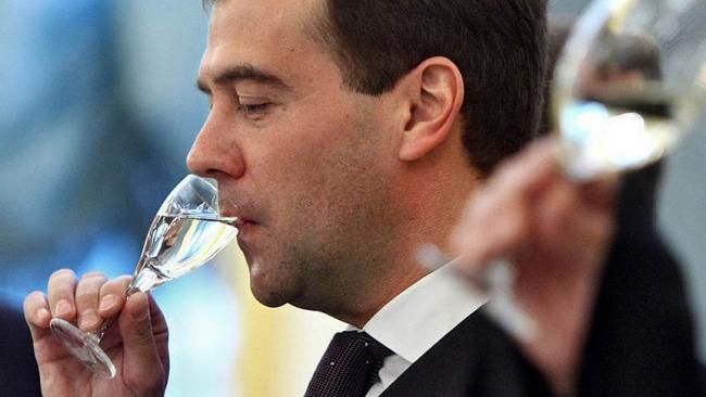 Як в Росії у незвичний спосіб вирішили боротися зі смертністю через сурогатний алкоголь Як в Росії у незвичний спосіб вирішили боротися зі смертністю через сурогатний алкоголь