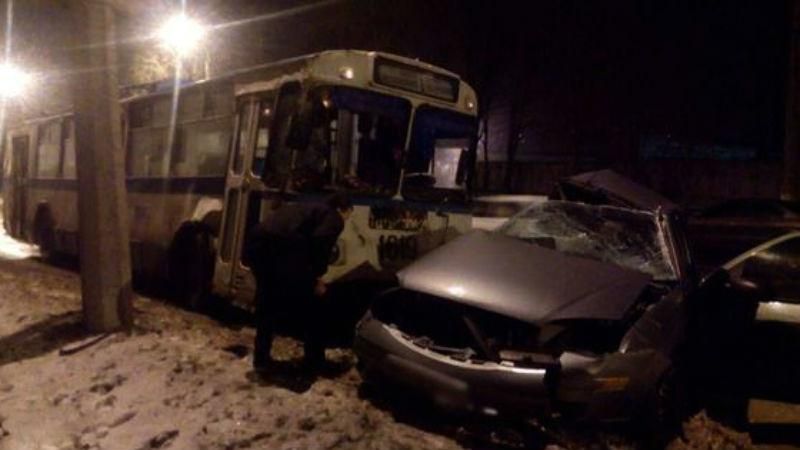 Поліцейський на власному авто врізався в тролейбус: є загиблі