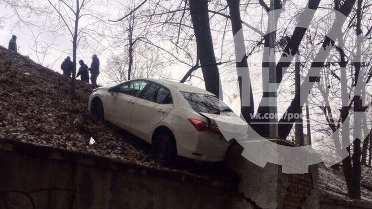 Машина без водителя скатилась со склона в Киеве: появились фото - Киев