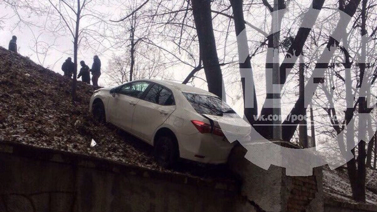 Машина без водителя скатилась со склона в Киеве: появились фото - Киев