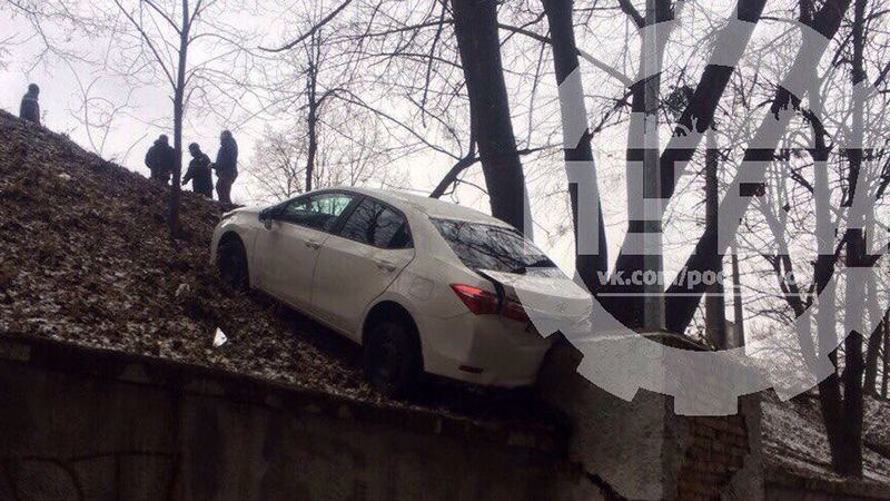 Машина без водителя скатилась со склона в Киеве: появились фото