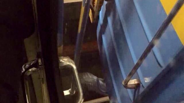 У Києві врятували чоловіка, який впав під вагон поїзда у метро