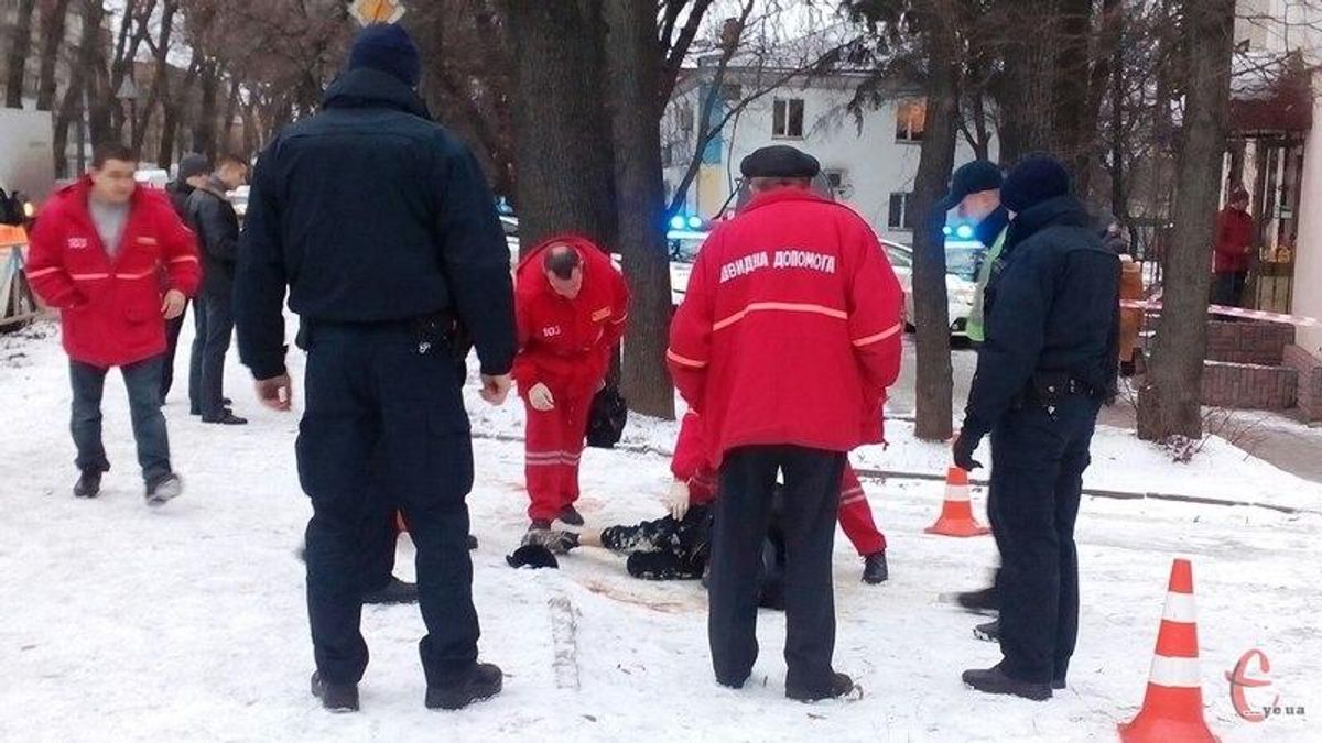 Поліція застрелила чоловіка, що кидався з заточкою на перехожих у Хмельницькому Поліція застрелила чоловіка, що кидався з заточкою на перехожих у Хмельницькому
