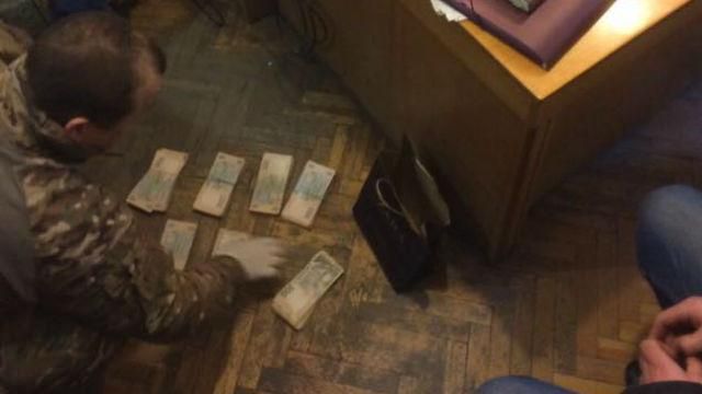 Поки на фронті гинуть бійці, чиновник з Міноборони погорів на хабарі Поки на фронті гинуть бійці, чиновник з Міноборони погорів на хабарі