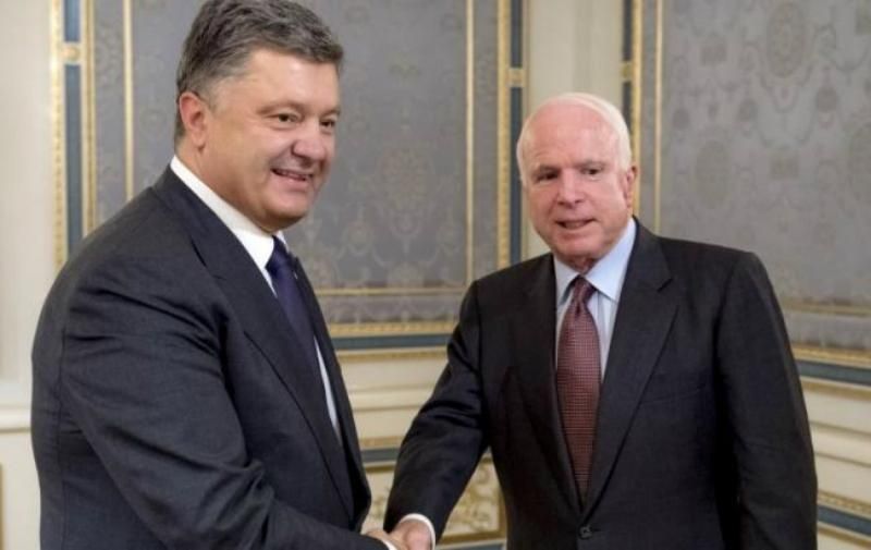 Президент пригласил Маккейна посетить Донбасс