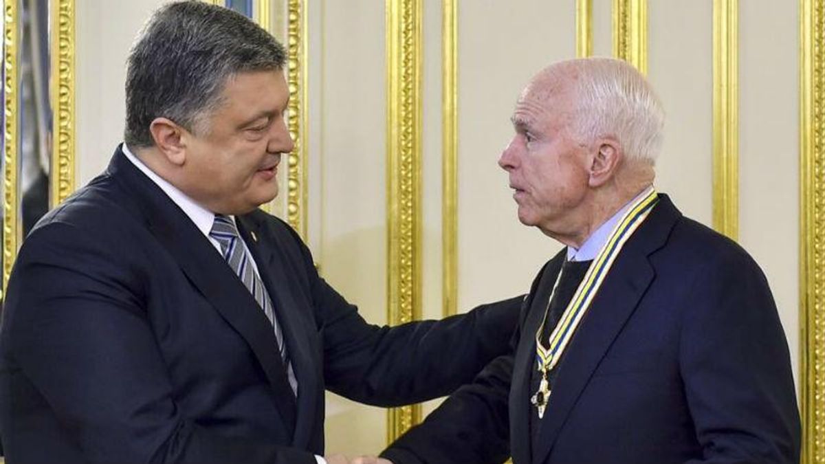Порошенко вручил Маккейну государственный орден Порошенко вручил Маккейну государственный орден