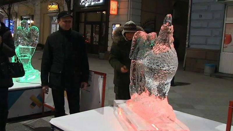 Дивовижні скульптури з криги встановили в Житомирі 