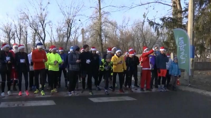 Святковий марафон в Києві: сотні Санта Клаусів пробігли центром міста