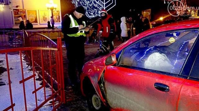 Пьяный полицейский влетел в ограждение городской елки в Мариуполе: появились фото