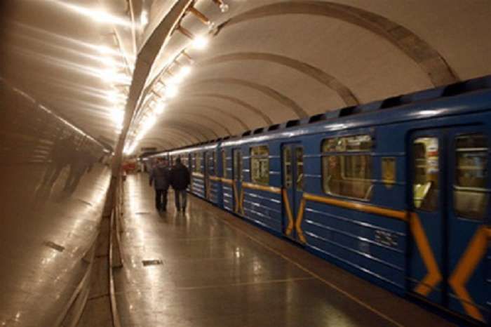У київському метро жінка кинулася під поїзд