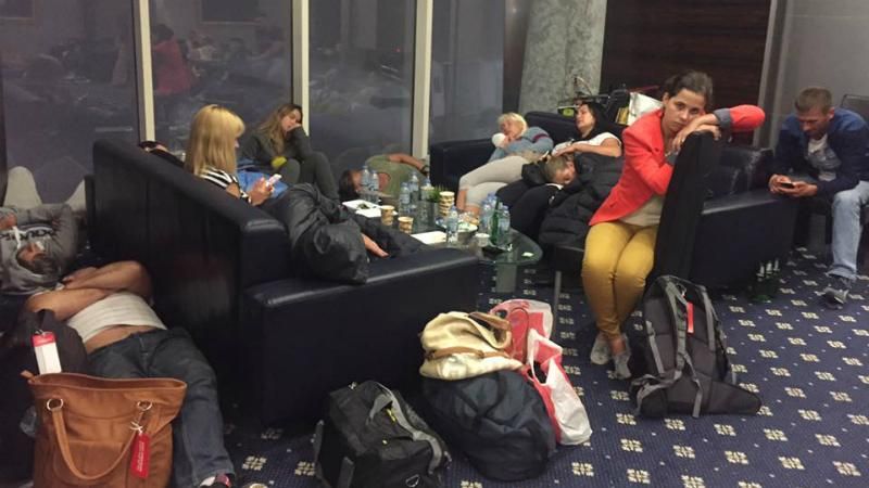 Десятки українських туристів застрягли в аеропорту ОАЕ