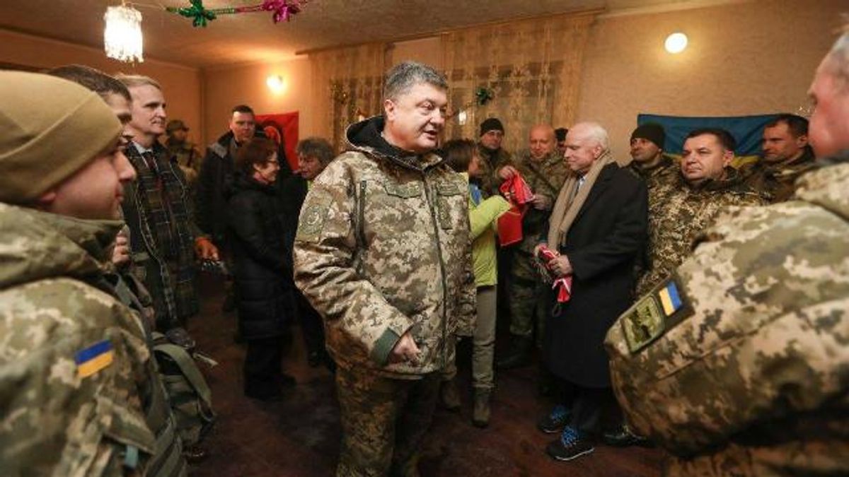 Порошенко повез американских сенаторов на Донбасс – поздравлять воинов с Новым годом Порошенко повез американских сенаторов на Донбасс – поздравлять воинов с Новым годом