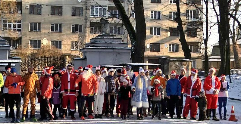Новогодний забег во Львове возглавил святой Николай Новогодний забег во Львове возглавил святой Николай