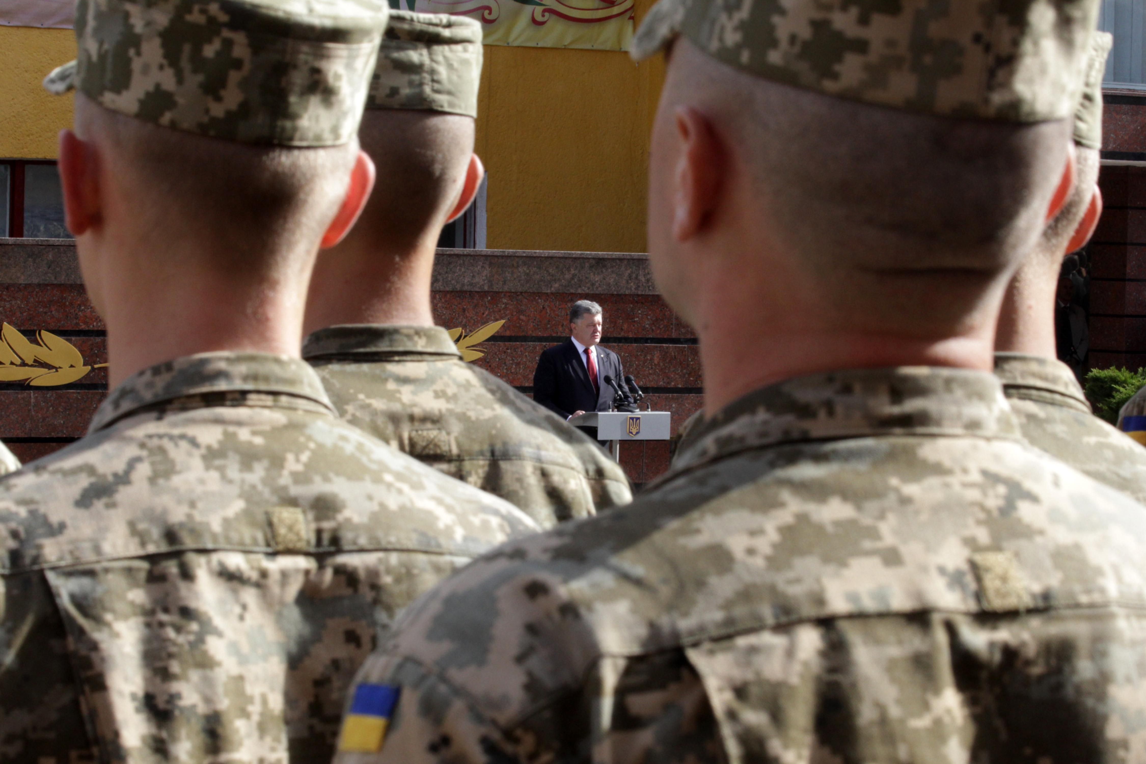 Порошенко розповів, скільки військових загинули за рік на Донбасі Порошенко розповів, скільки військових загинули за рік на Донбасі