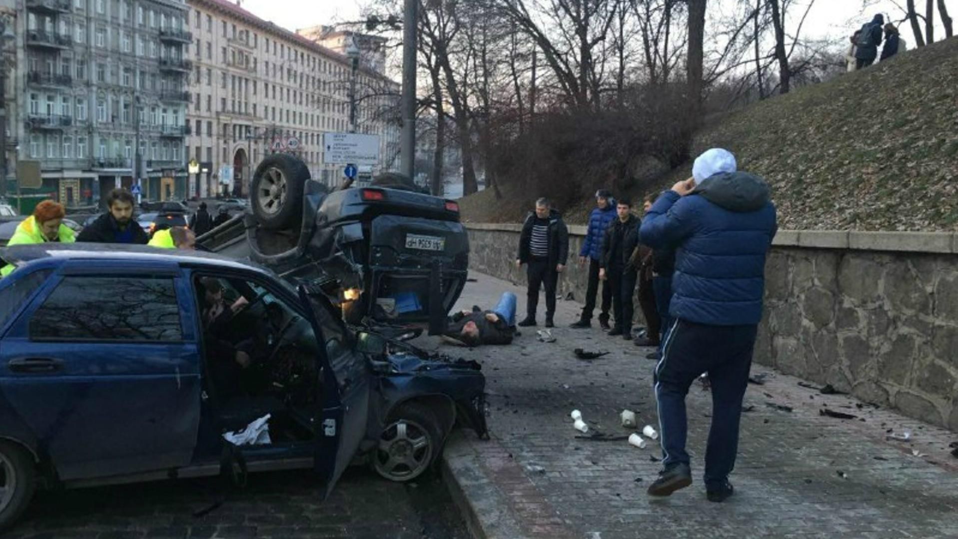 Машина перевернулась у Кабмина: два человека в тяжелом состоянии Машина перевернулась у Кабмина: два человека в тяжелом состоянии