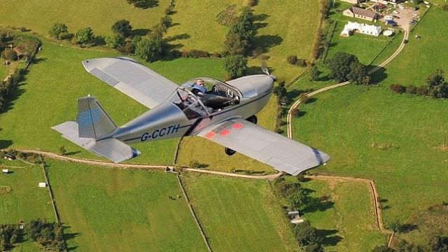 Пилот "нарисовал" в небе невероятное воздушное поздравление: появились фото Пилот "нарисовал" в небе невероятное воздушное поздравление: появились фото