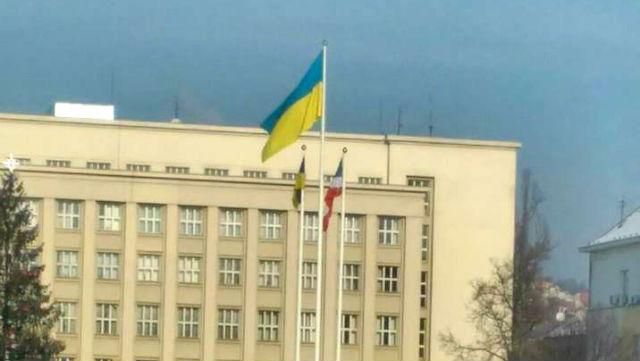 Витівки сепаратистів на Закарпатті. На будівлі ОДА таємно вивісили свій прапор Витівки сепаратистів на Закарпатті. На будівлі ОДА таємно вивісили свій прапор